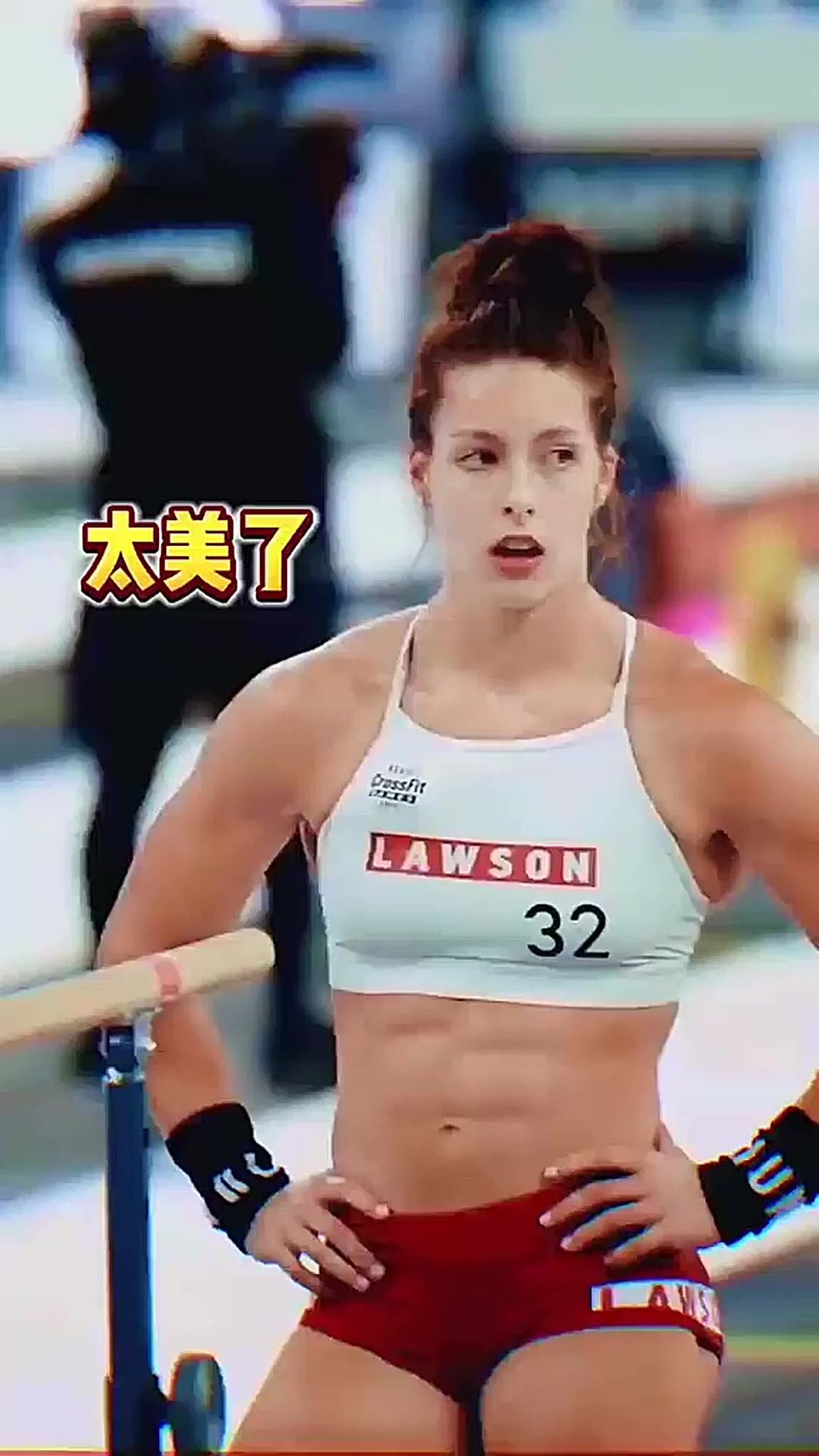 这个运动美女的身材太强壮!八块腹肌国足看了都汗颜