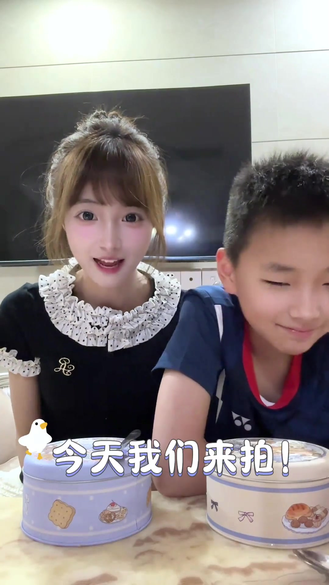 和弟弟沉浸式吃蛋糕!