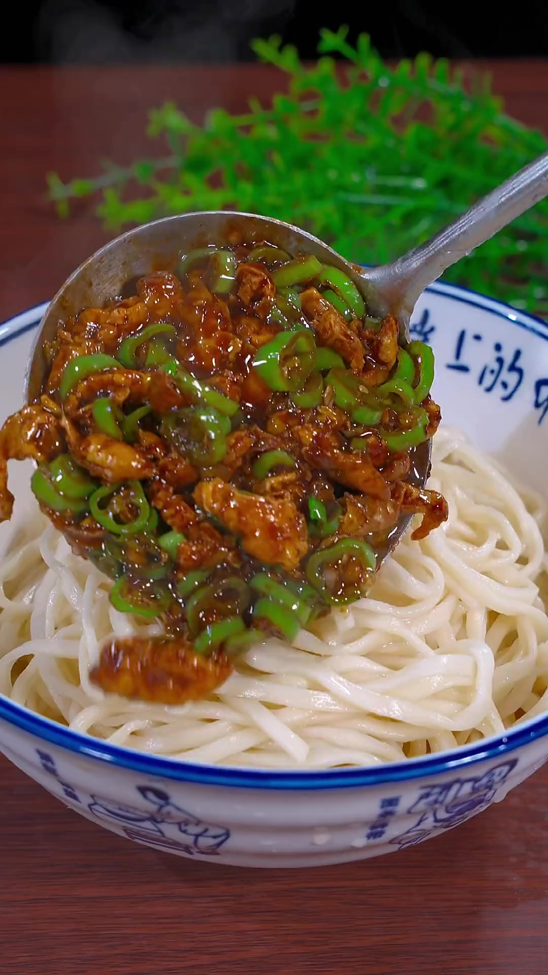 以后你要是想吃面条了，你就像我这样做个青椒鸡蛋打卤面，一周吃