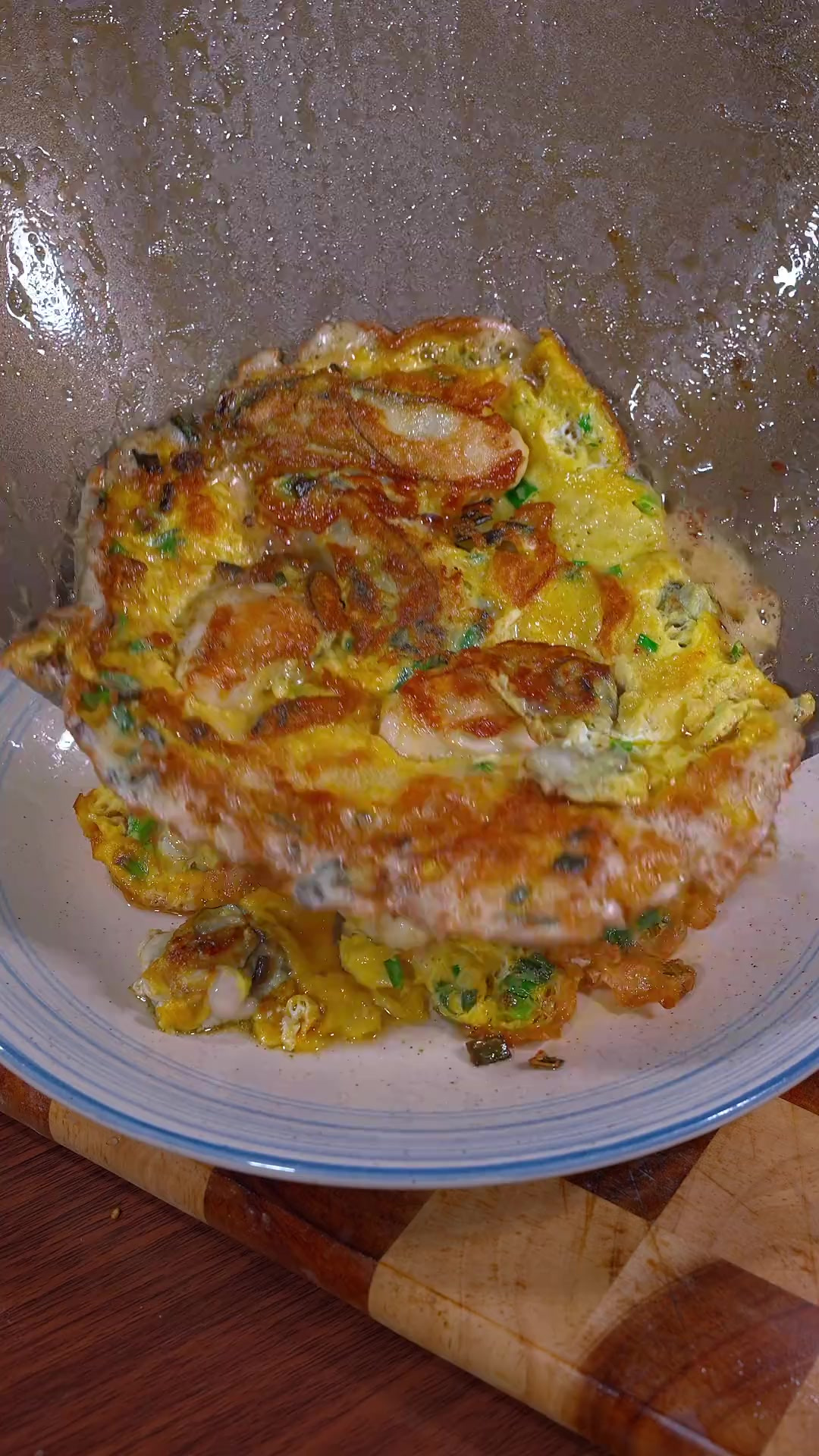 这是一盘能让你失散多年的老公下班按时回家吃饭的生蚝煎蛋，生蚝