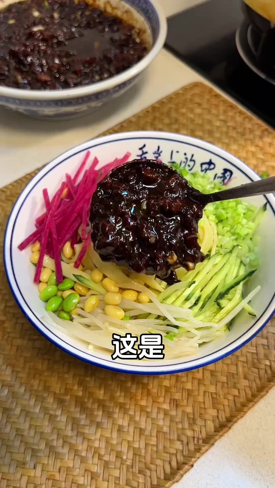 北京炸酱面还是自己在家做的香，大颗肉丁裹满面条，太香了