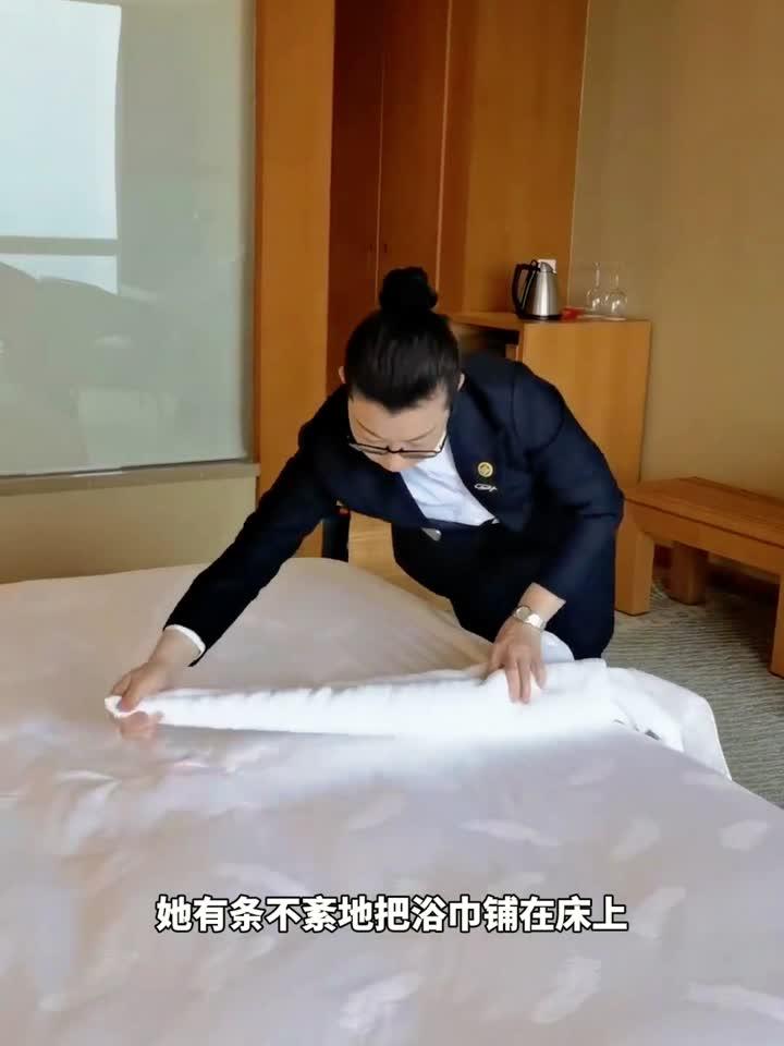 看女子妙制毛巾天鹅