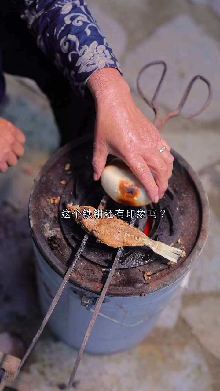 这个铁嵌还有印象吗，小时候围着炉子烤馒头咸鱼