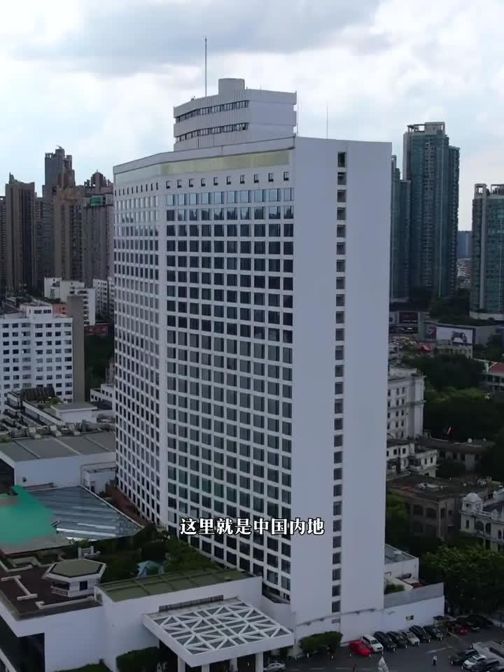 广州白天鹅宾馆是国内首家五星级酒店，据说在这里住一晚够你吹一