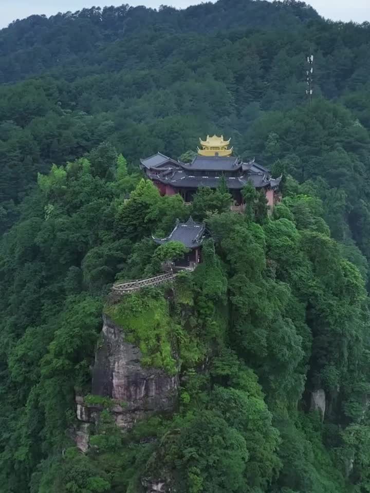 古剑山又名鸡公嘴，素有小峨眉之称，也是巴渝十二景之一
