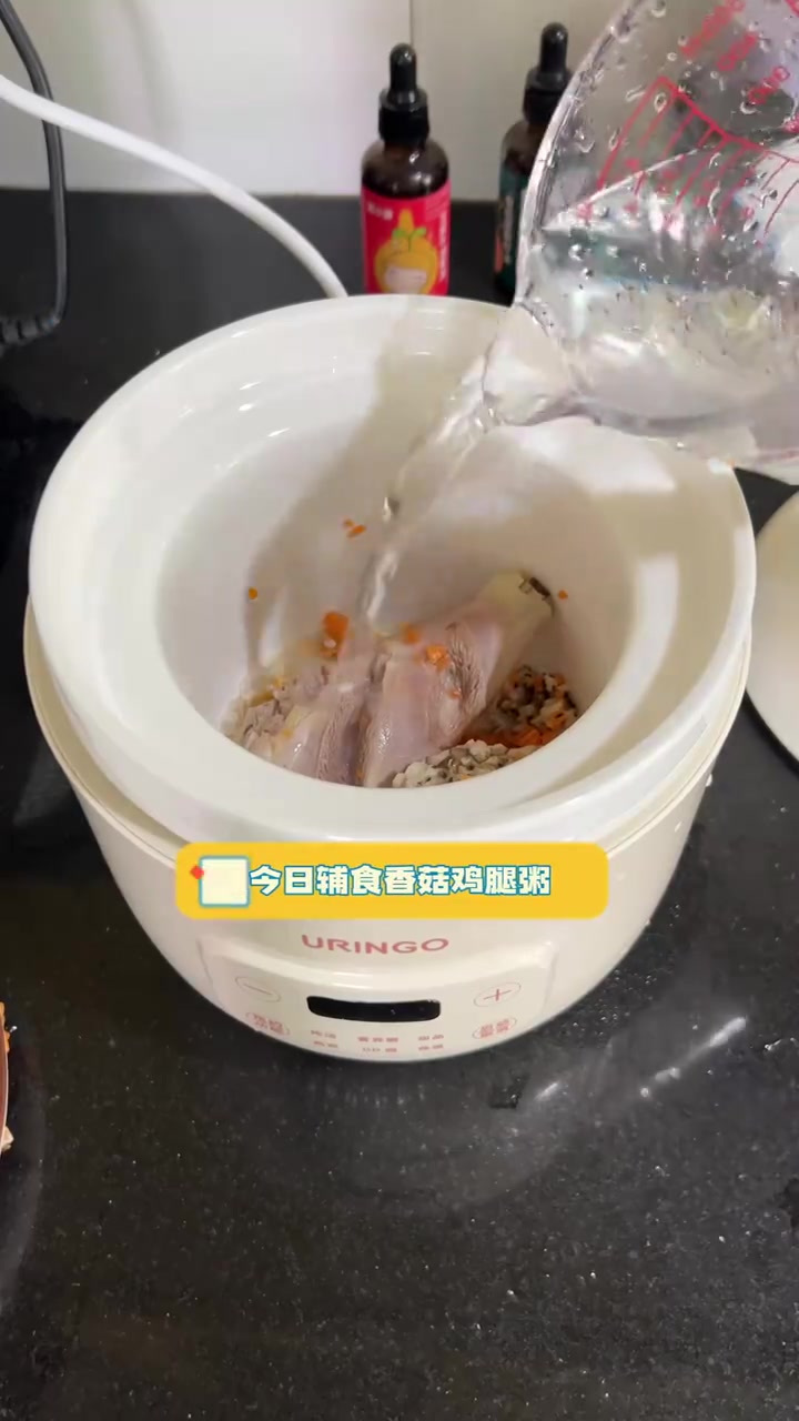 今日辅食香菇鸡腿粥,香菇和鸡肉中都含有大量氨基酸