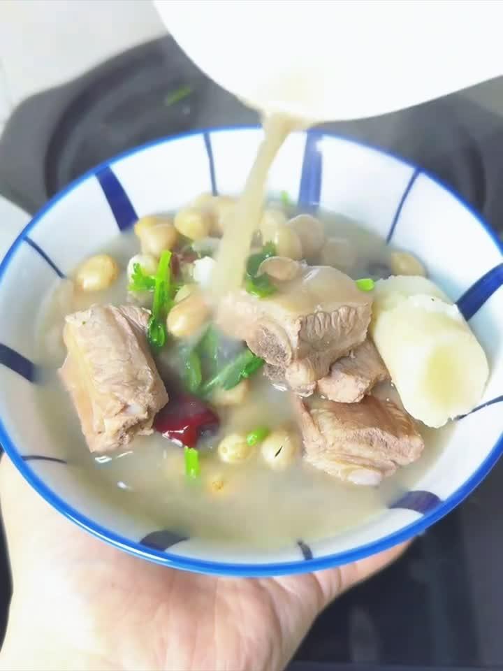 秋日暖身汤:三步炖出奶白花生排骨汤