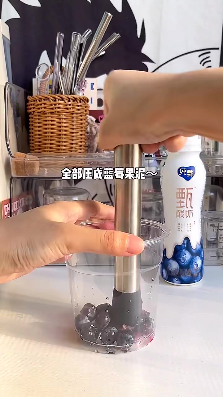 蓝莓香蕉酸奶奶昔！蓝莓脑袋快冲啊！