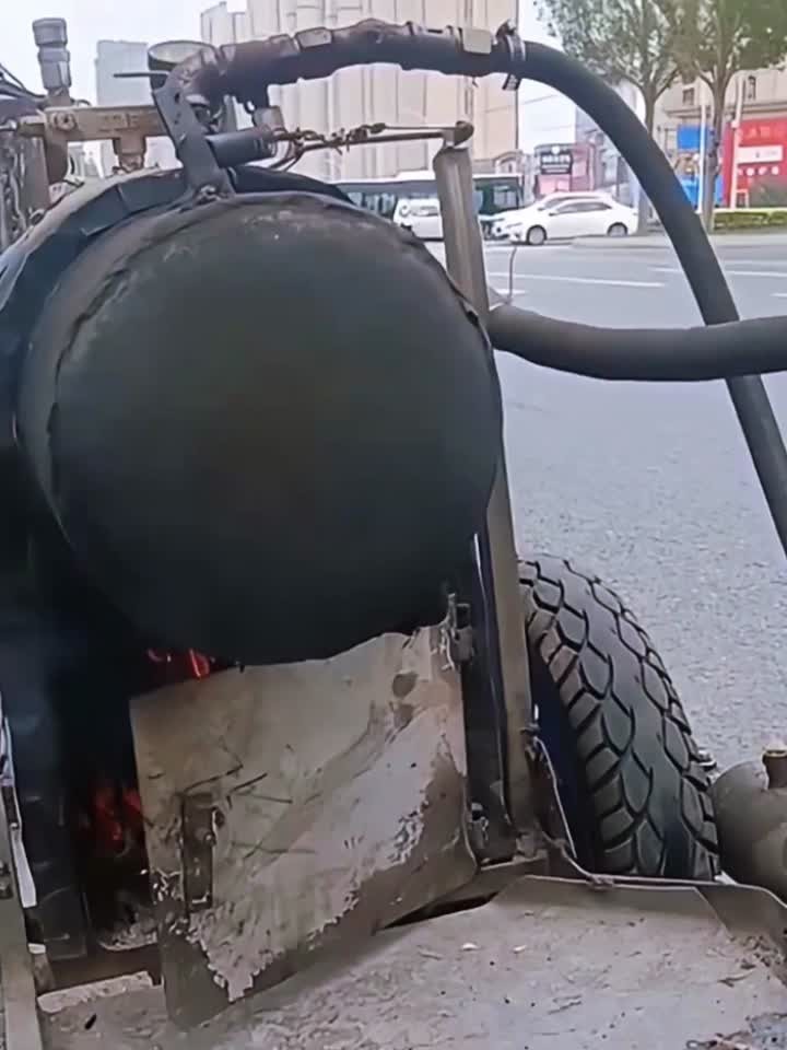 老爷子自己改装蒸汽三轮车