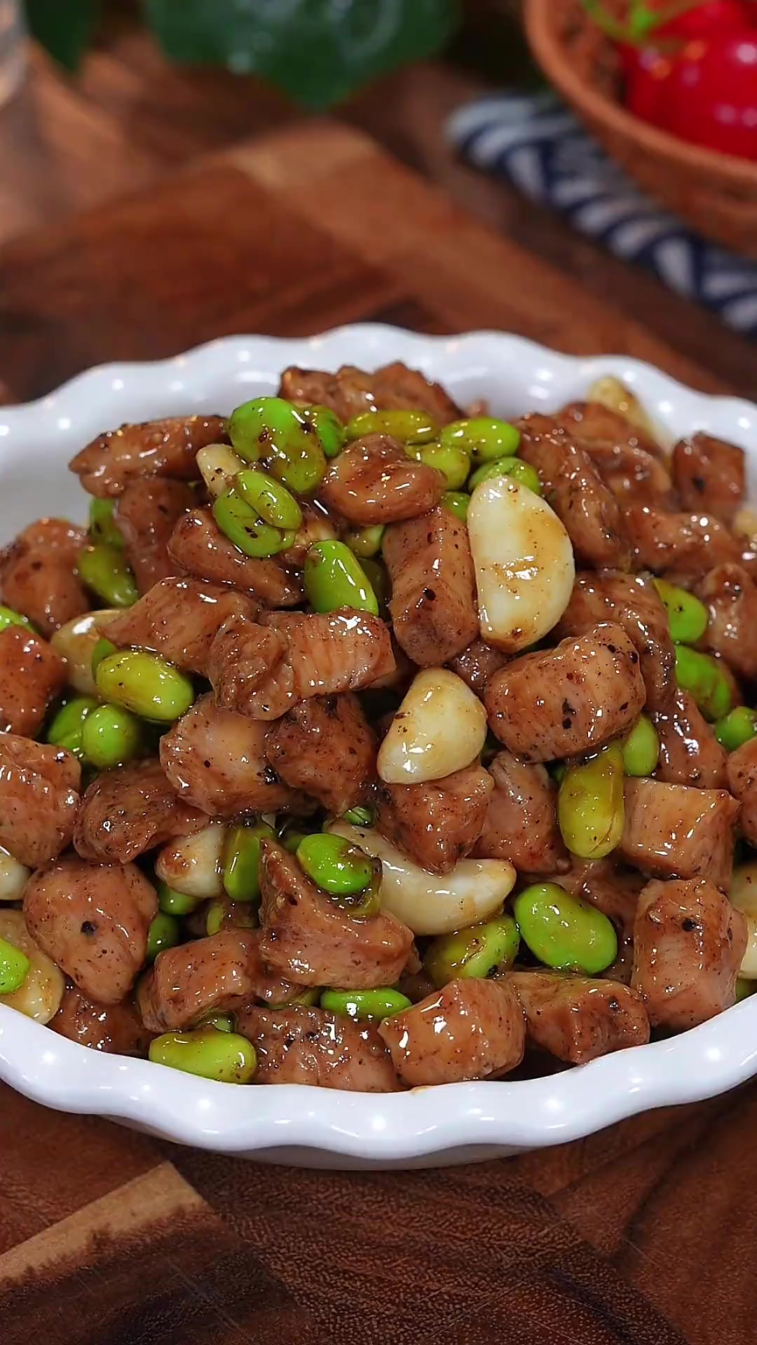 毛豆炒鸡丁 很多人都爱吃饭店里的黑椒鸡丁，但是不会做，其实做