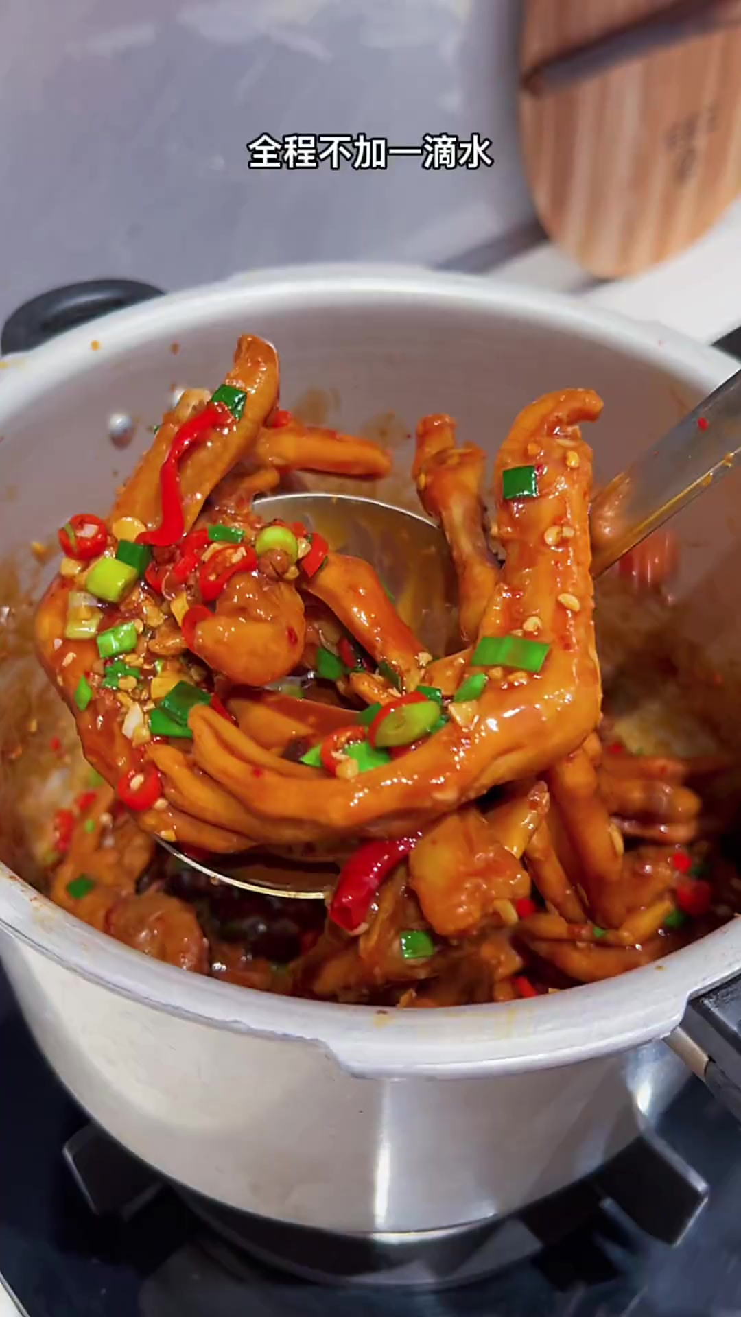 你要是想吃香辣鸭爪了，就像我这样做，软烂脱骨，香辣入味巨好吃