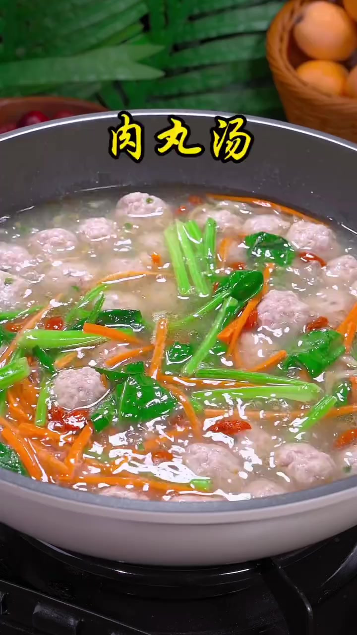 俗话说秋季一碗汤，不用郎中帮，今天这个菠菜丸子汤，汤鲜味美