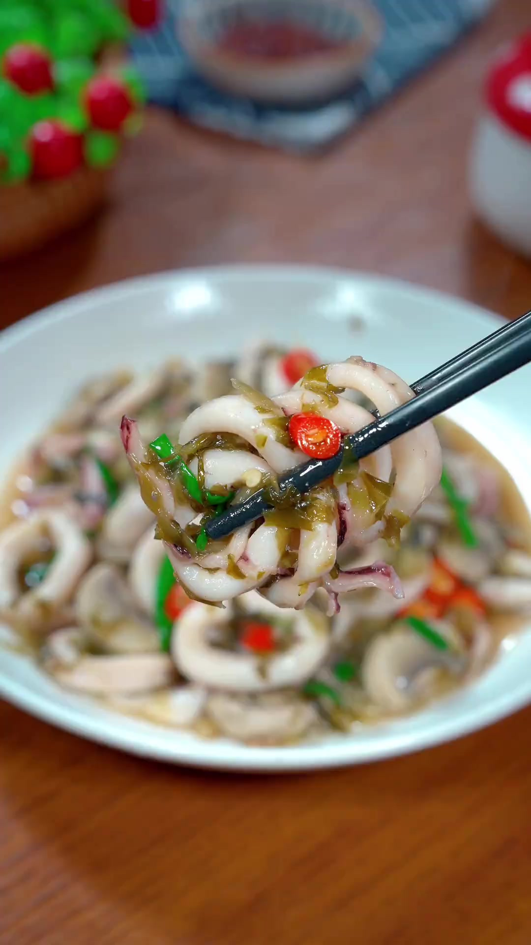 很多人雪菜烧鱿鱼,不知道先炒雪菜还是先炒鱿鱼,今天详细分享给