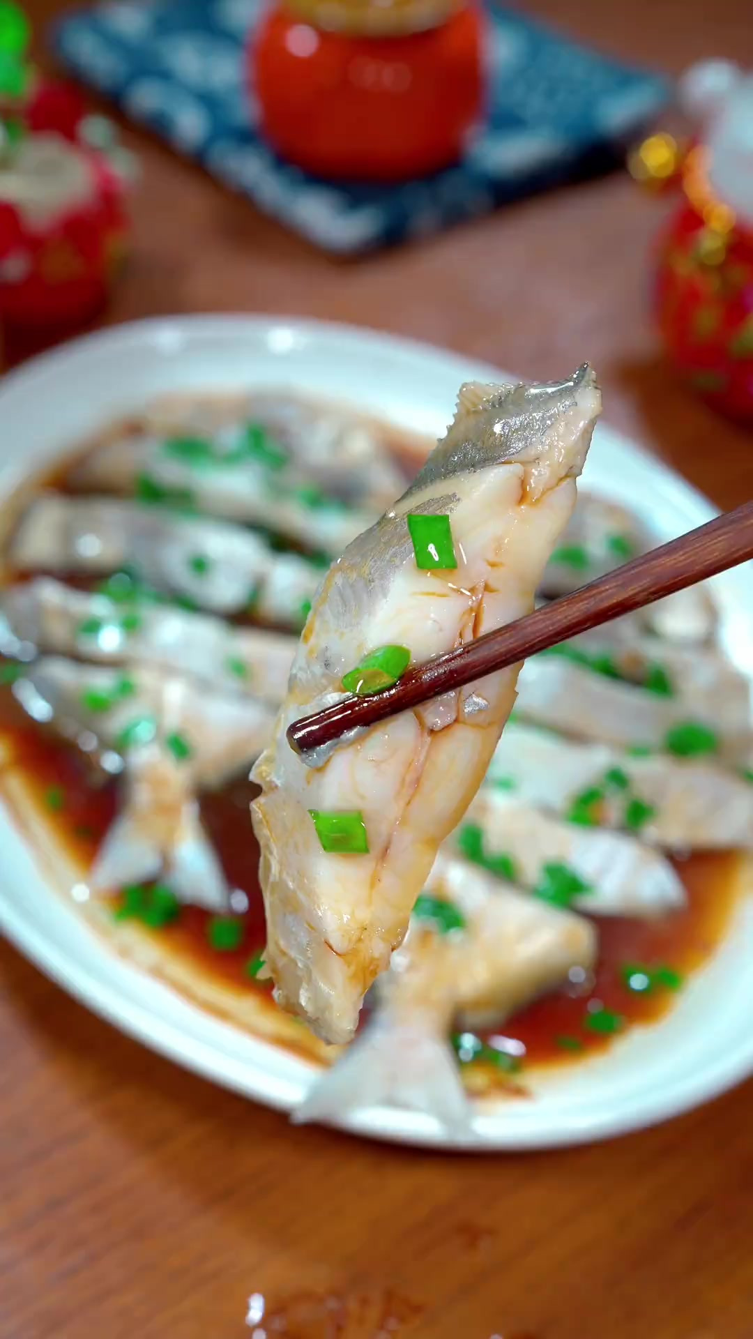 把鲳鱼放开水里烫一烫，出锅就是一道逢年过节必吃的人间美味，做