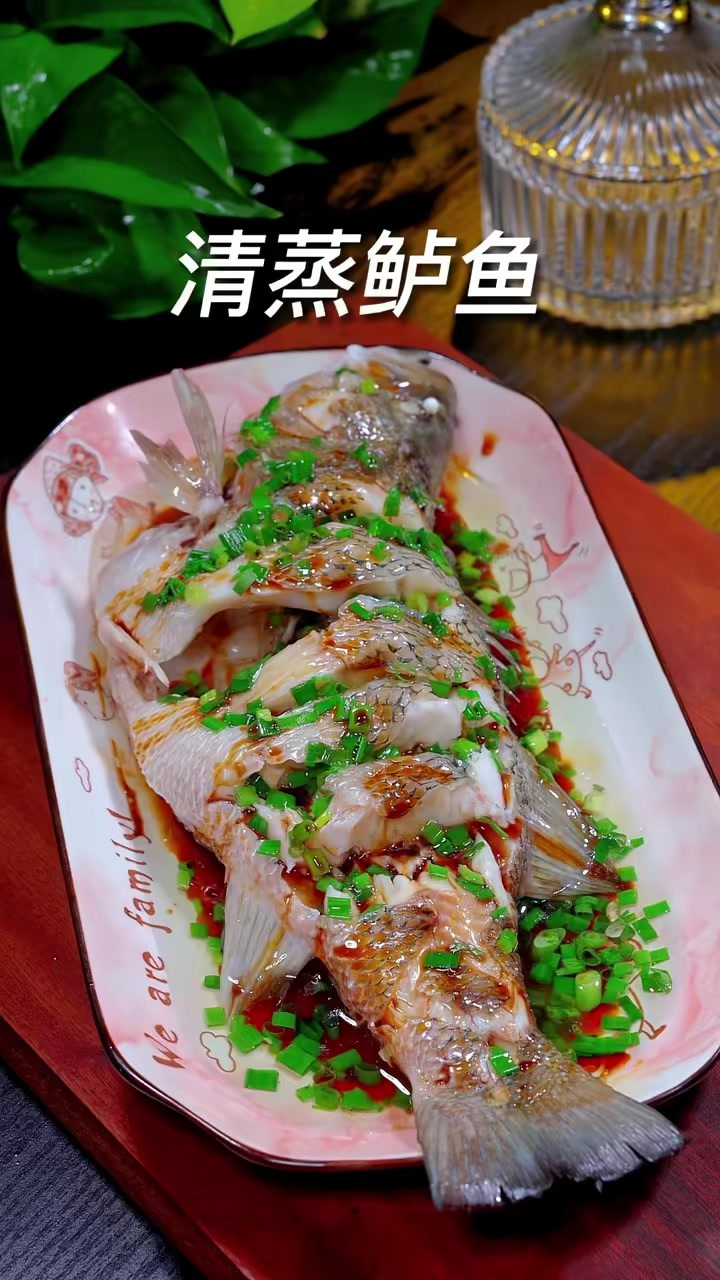 这样做的清蒸鲈鱼，肉质鲜嫩比饭店还好吃～