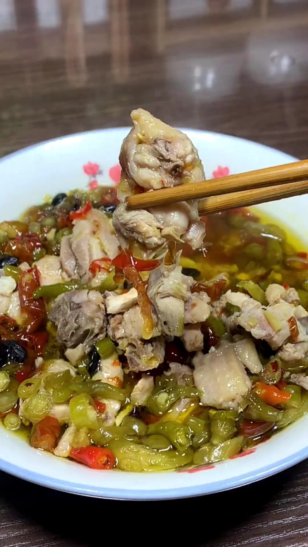 酸辣椒蒸鸡，开胃下饭，汤汁还可以泡饭，你们喜欢吗
