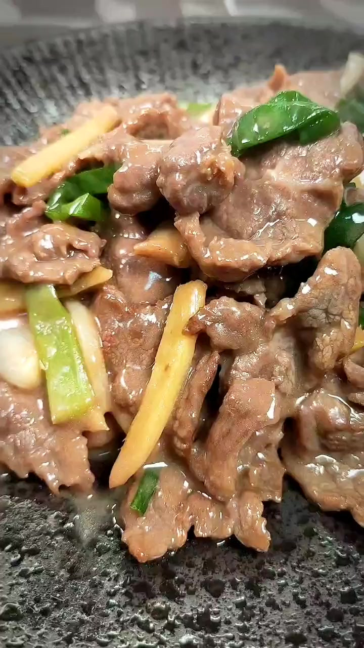 姜葱炒牛肉做对这几步，鲜香嫩滑又不柴！