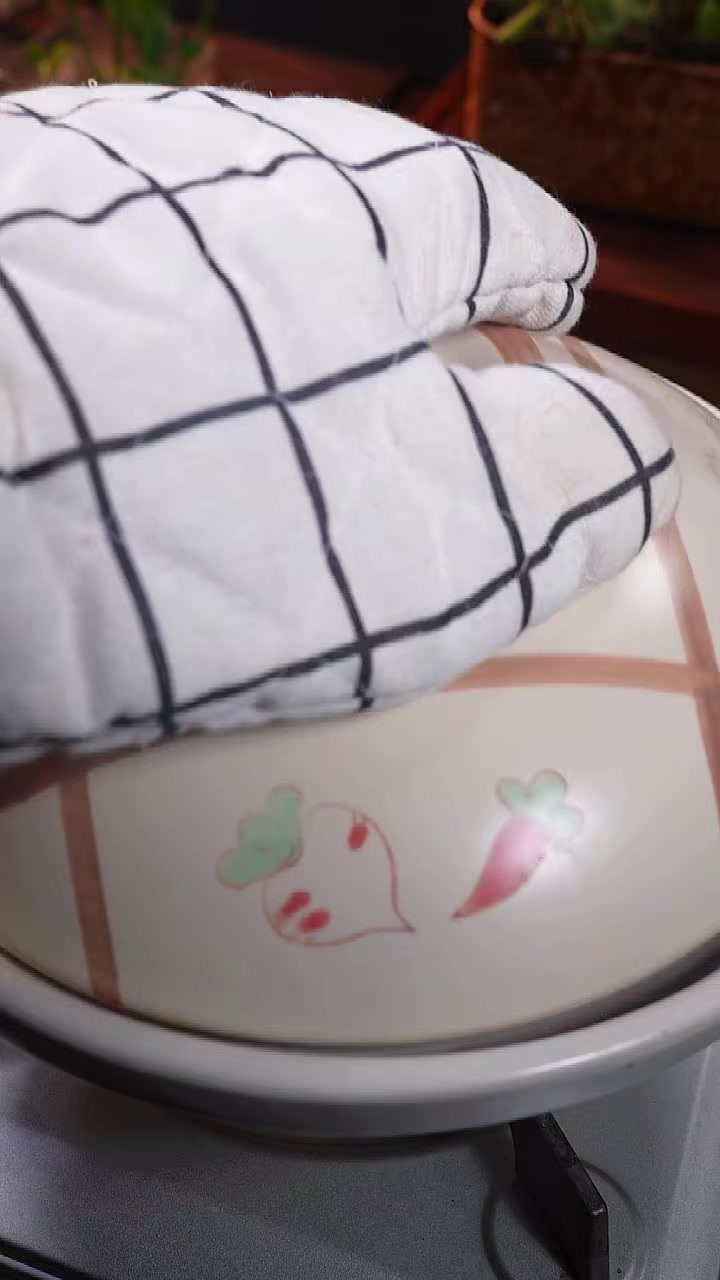 广东的夏天到了，不想吃饭的时候就做一道豆酱焗鲈鱼吧，超级简单