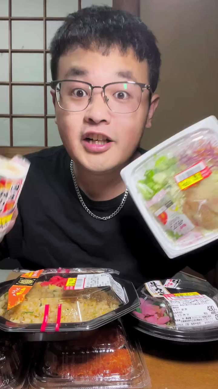 下班了,今天吃了半价肥牛盖饭和蛋炒饭,还有我最爱的炸鸡