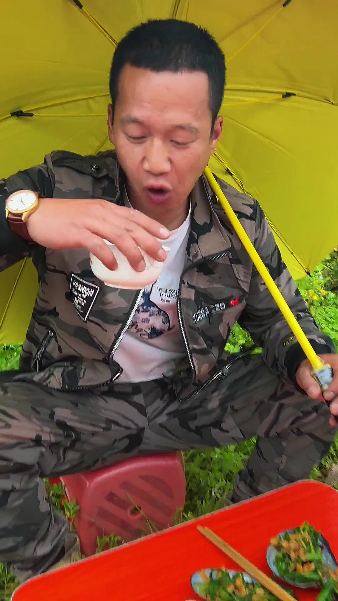 蒜香大蚌肉，院子里撑伞冷吃别有风味