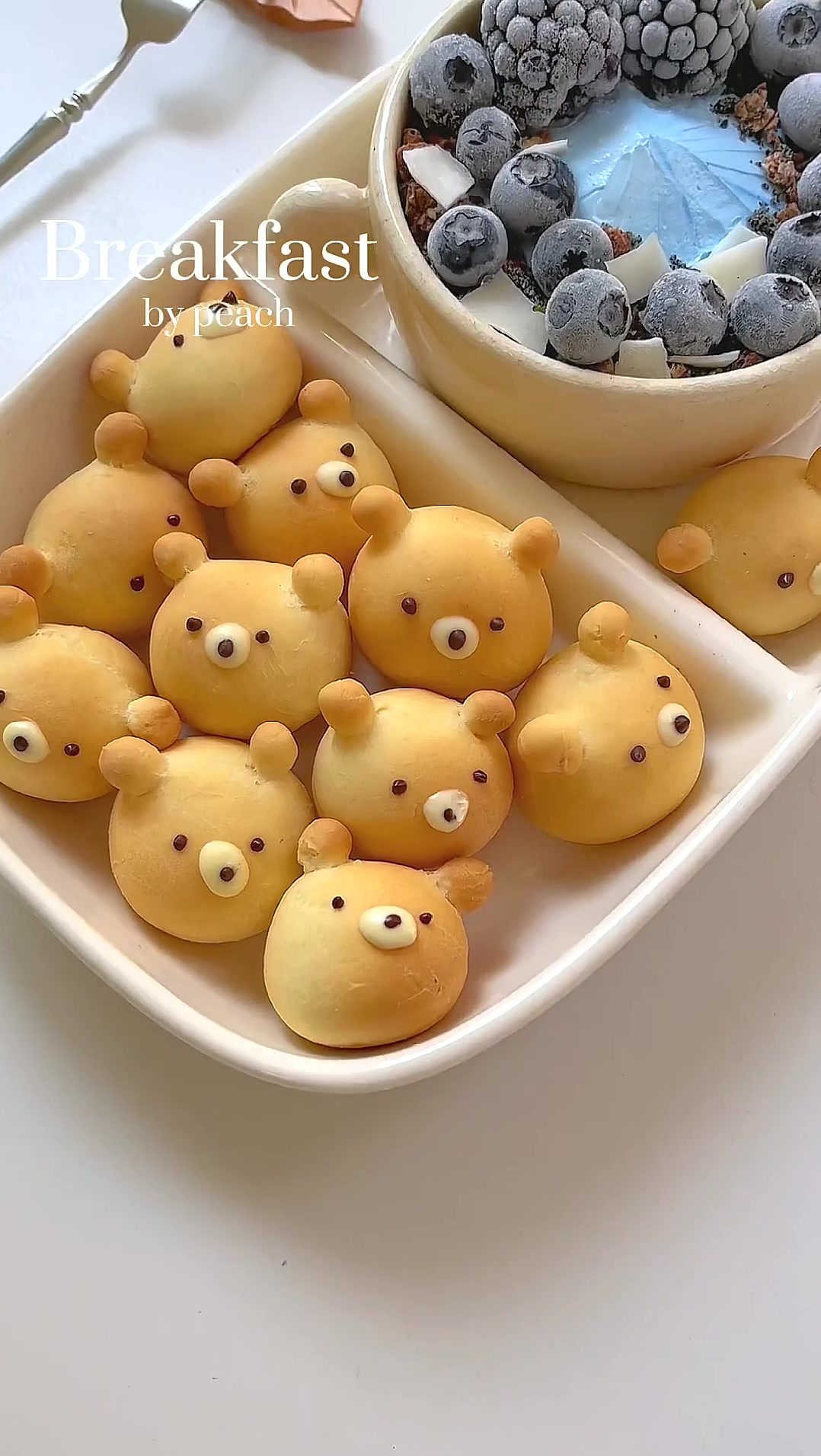 可可爱爱的早餐拼盘，一次就成功的小熊面包+蓝色酸奶碗