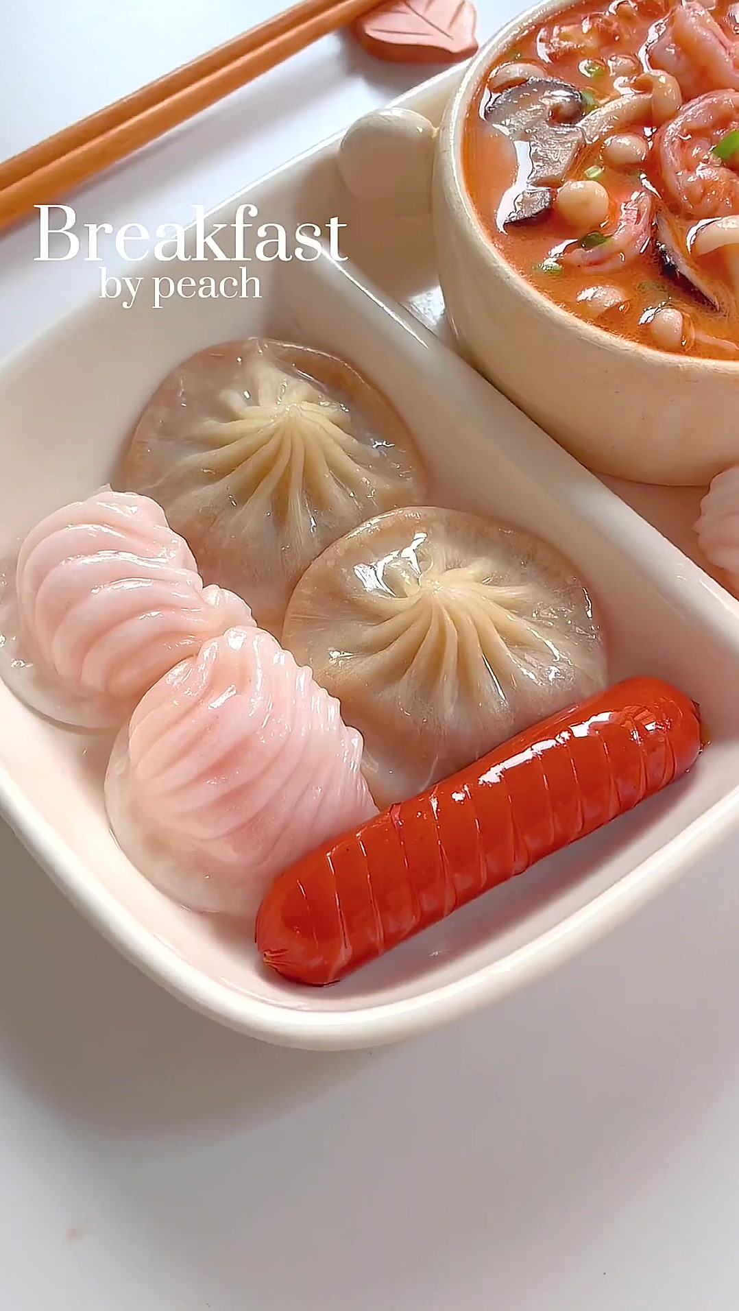 美食分享中式早餐拼盘，水晶虾饺+香菇鲜汤面
