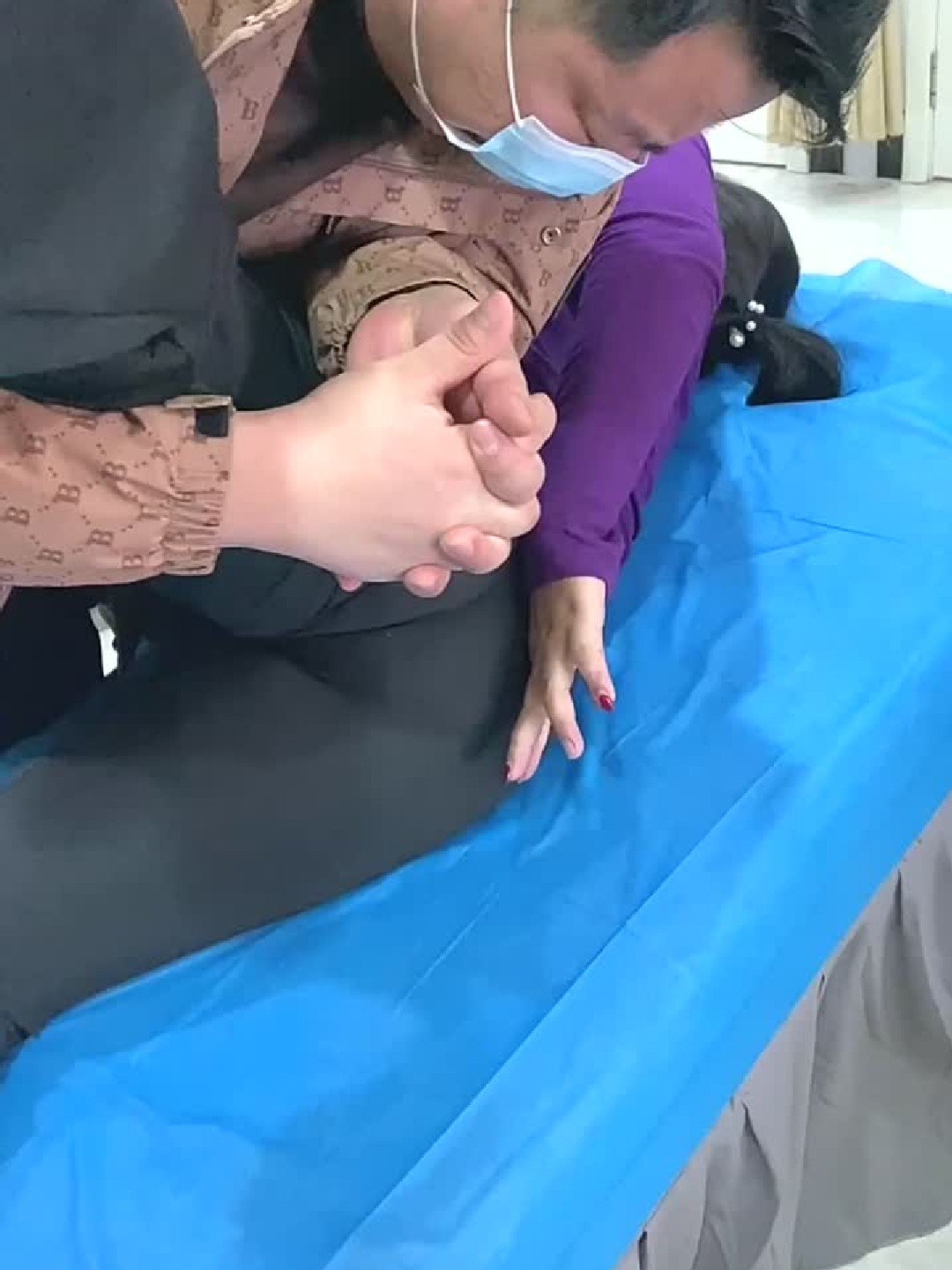 生完孩子先别急着正骨 先按摩放松盆底肌肉