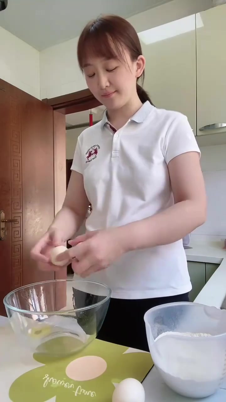 今天在家做了香酥柔软的小面包，不用烤箱，不需要揉手套膜