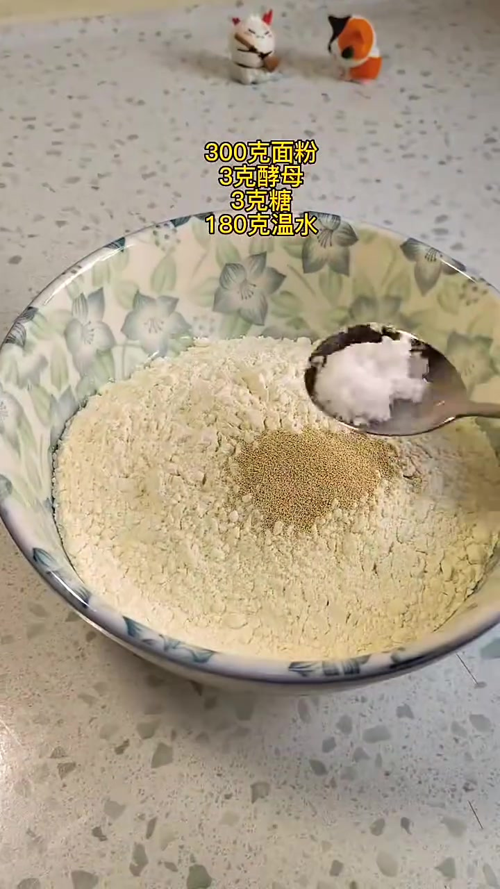 今天为孩子们做了一锅，猪猪豆沙包，好看又好吃