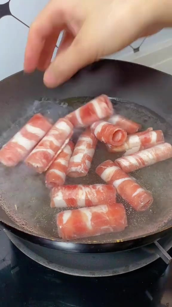 今天做了肥牛石锅拌饭，有肉有饭有菜，营养全面，做法简单