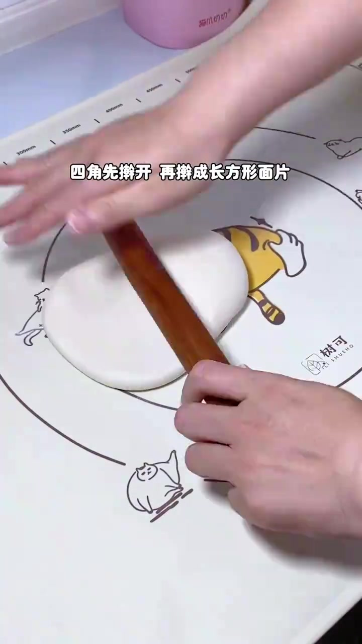 今天早餐做了可爱的椰蓉蜜豆卷，松软香甜，孩子们很喜欢