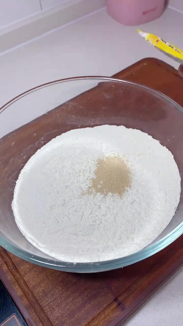 早上做了可以撕着吃的豆沙卷，特别香甜