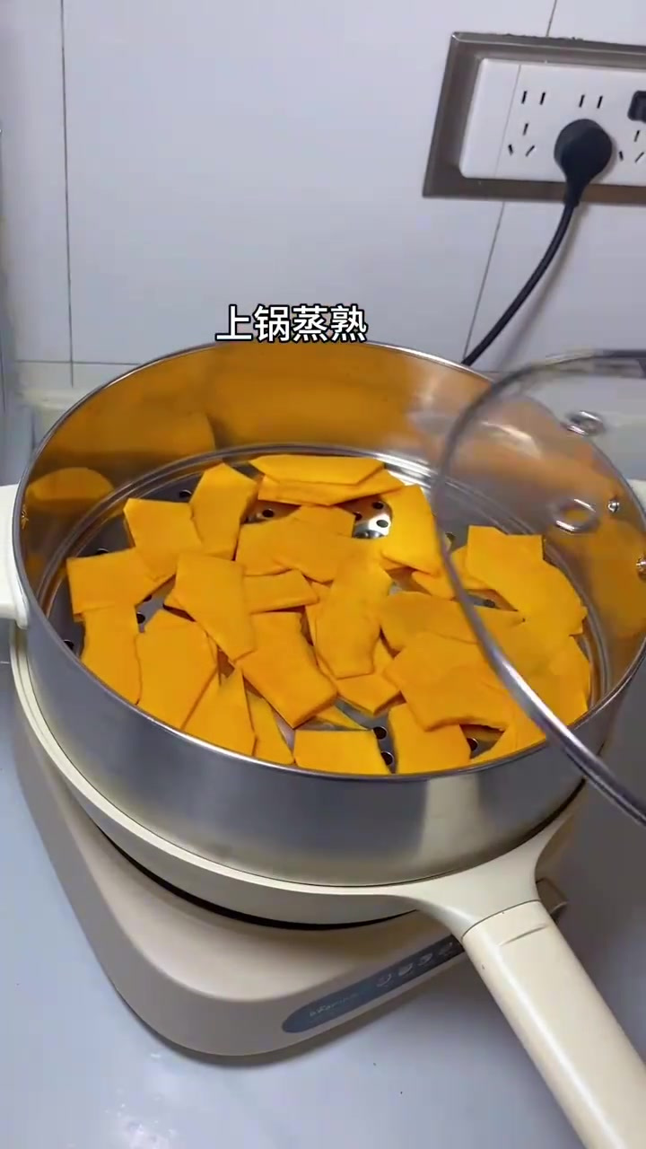 家里有吃不完的南瓜,就来做这个南瓜荷叶饼吧!