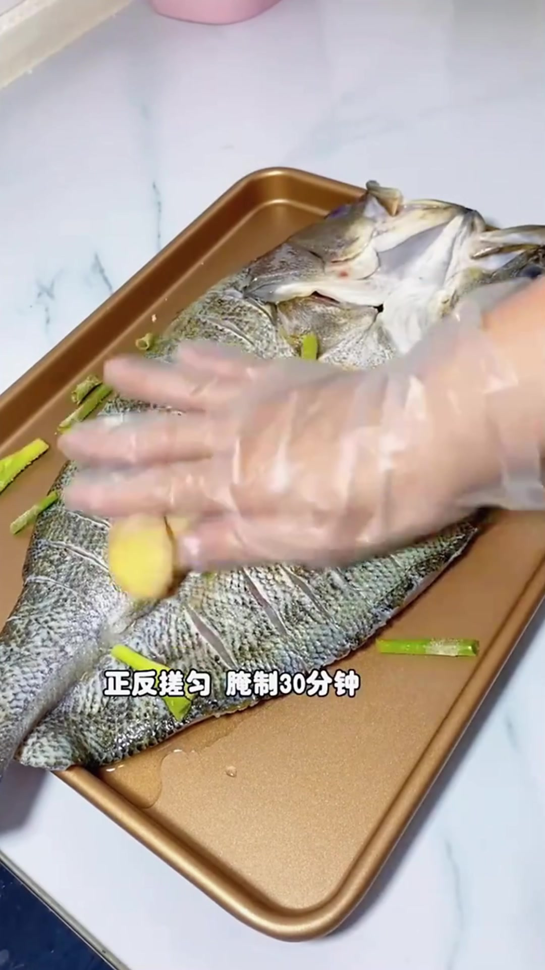 给孩子们做了家庭版蒜香烤鱼,味道一点也不比外面买的差