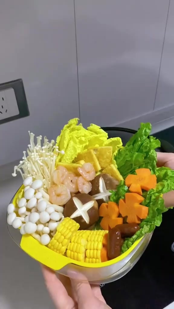 今天吃寿喜烧火锅，自己搭配食材，做法简单，比外面的还要好吃