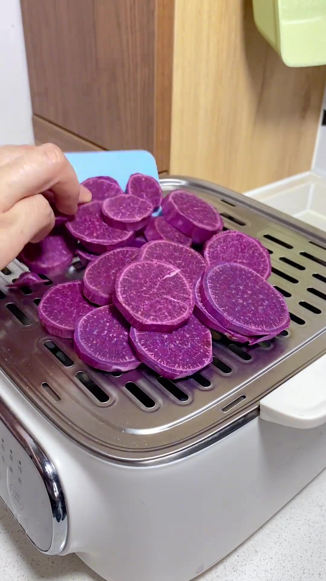 把紫薯藏进面粉里,蒸一蒸就能做出好看又好吃的紫薯甜甜圈