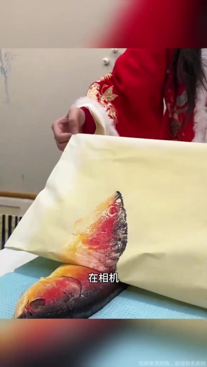 不用画笔不用相机鱼拓术鱼身涂墨压纸竟成传世艺