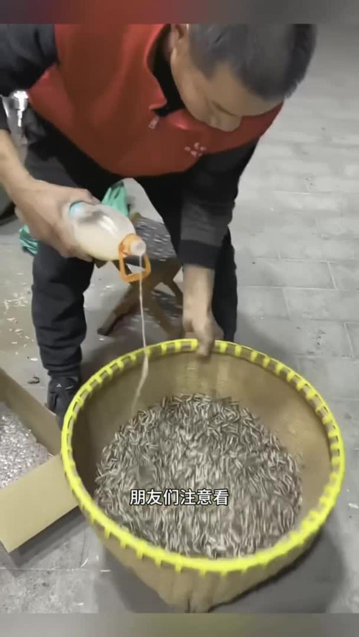 大叔炒瓜子还放点调料,这有什么作用?