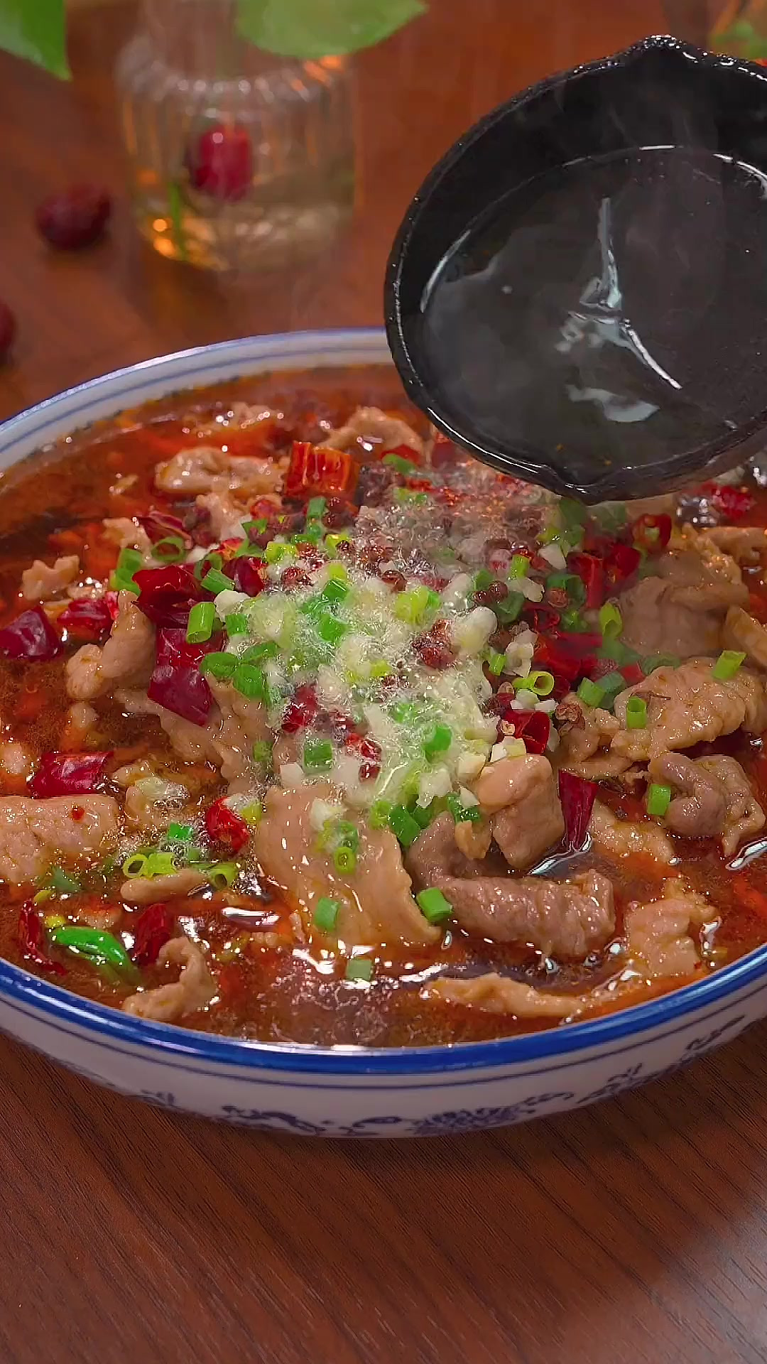 很多人都喜欢吃水煮肉片,但是要怎么样做出来才能鲜香滑嫩,好吃