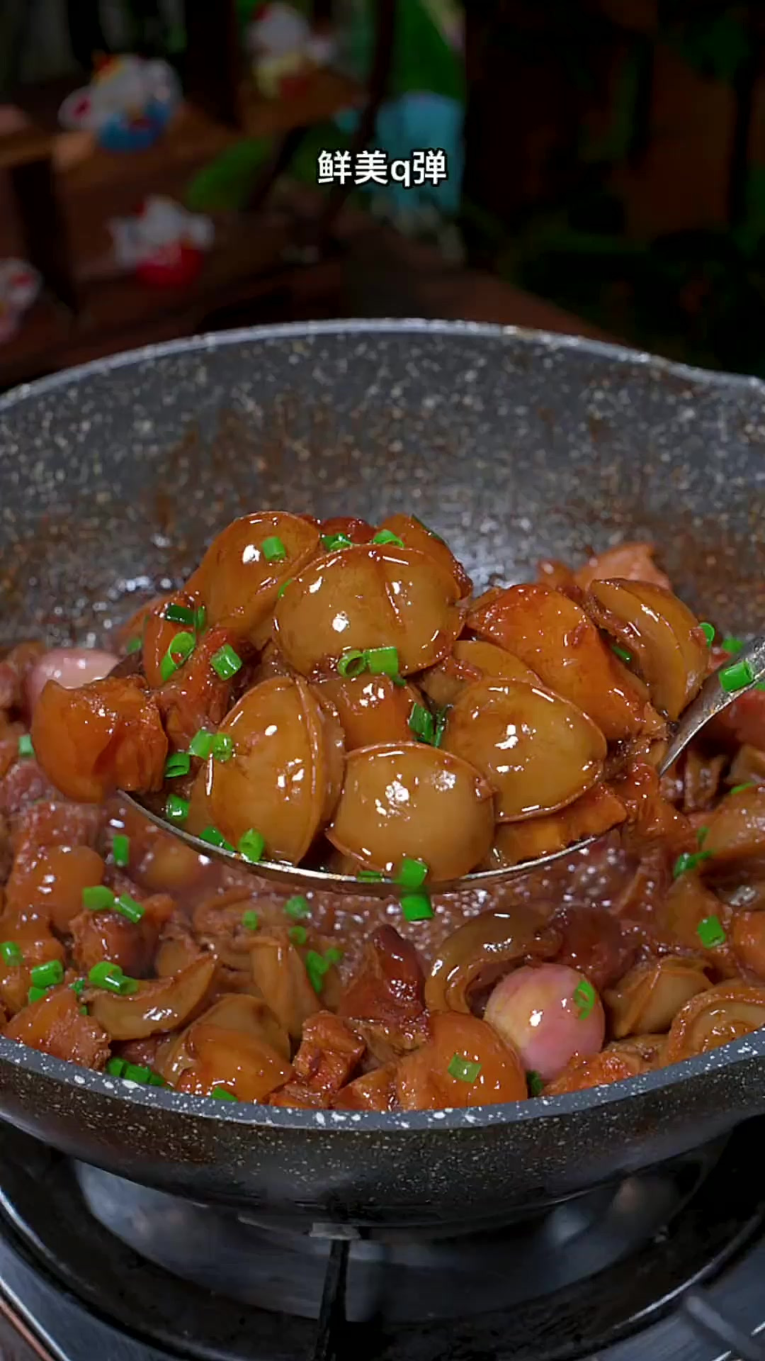 真是没想到,一口一个的小鲍鱼拿来炖五花肉竟然能这么好吃,鲜美