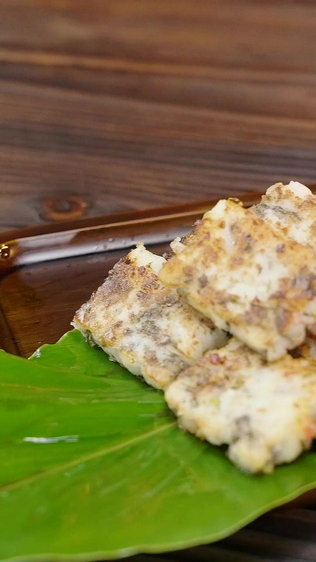 先蒸至洁白柔软，再煎至金黄微酥，菜头粿就做好啦~一口咬下软滑