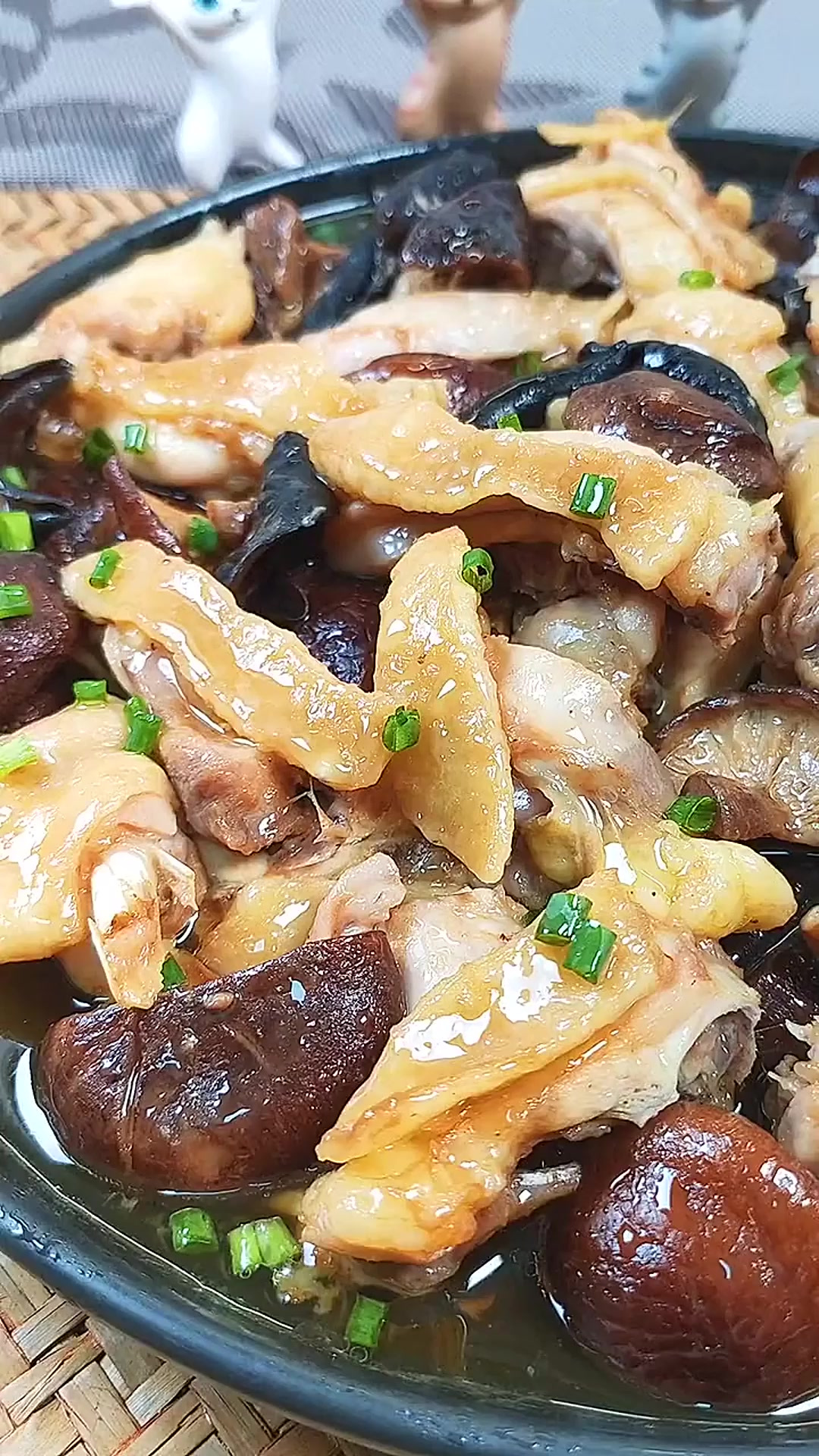 广东家庭必备下饭菜冬菇云耳蒸鸡,鲜香滑嫩,简单又美味