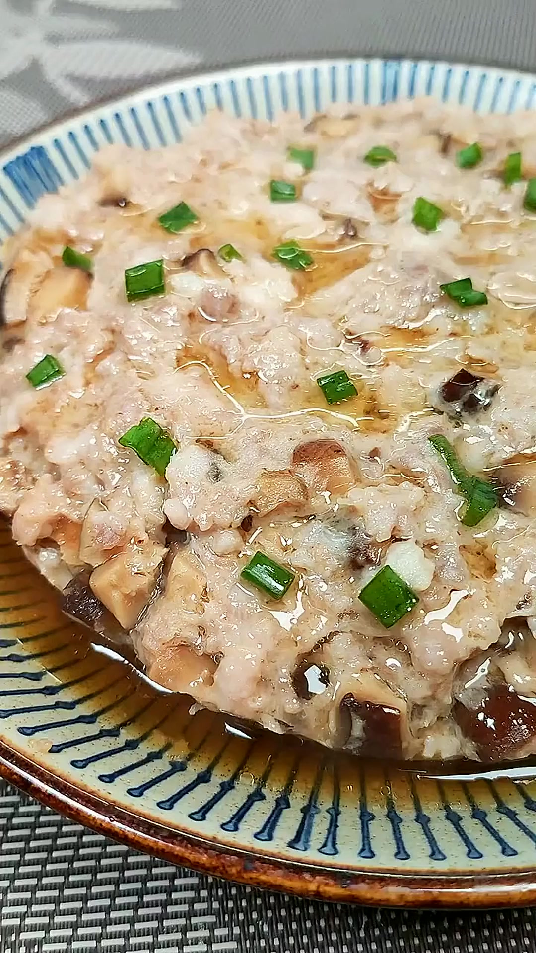 广东媳妇经常做的下饭菜香菇蒸肉饼,大人小孩都爱吃