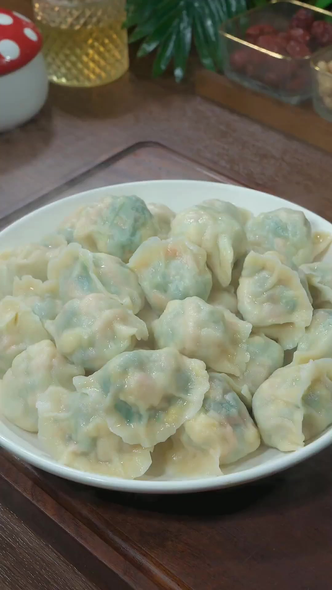 就要过年了,肉饺子吃腻了,就试试这个菠菜三鲜饺子。皮薄馅多