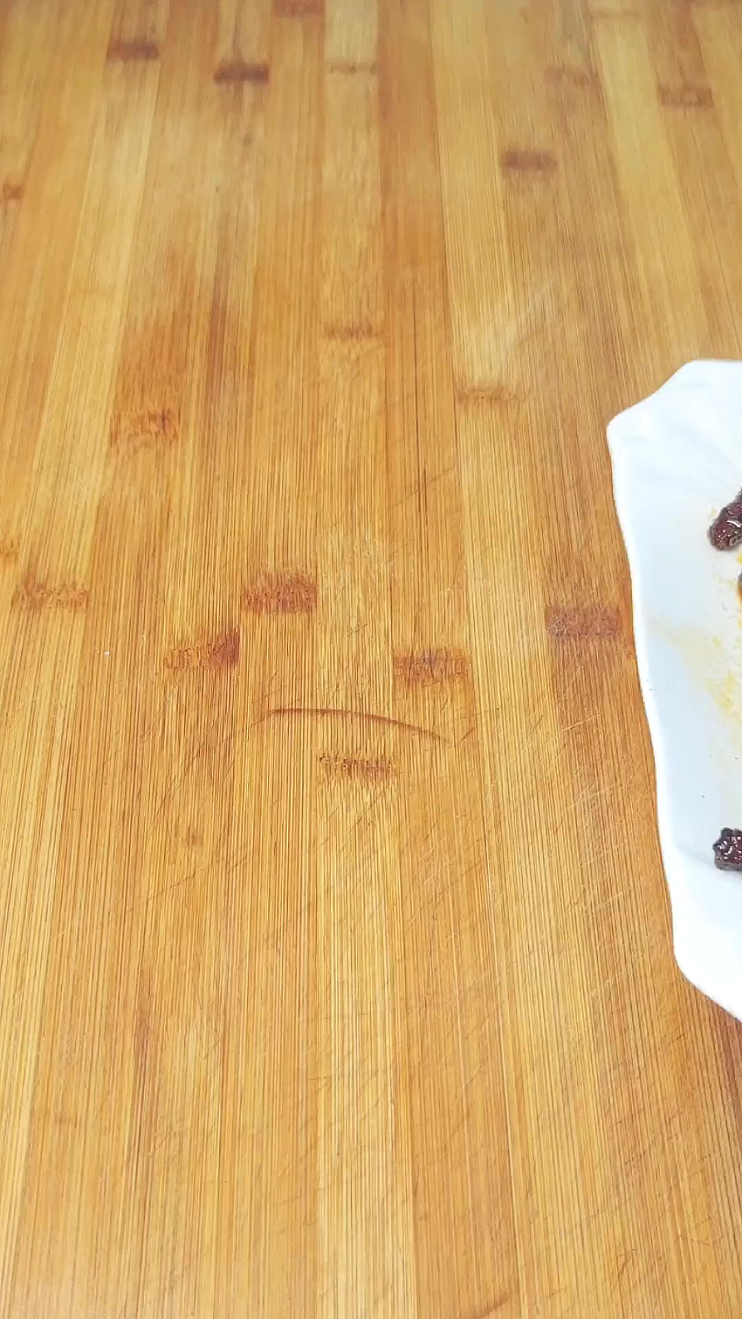 不用油炸,也能做出软烂脱骨的虎皮鸡爪。虽然卖相不好看,但是味