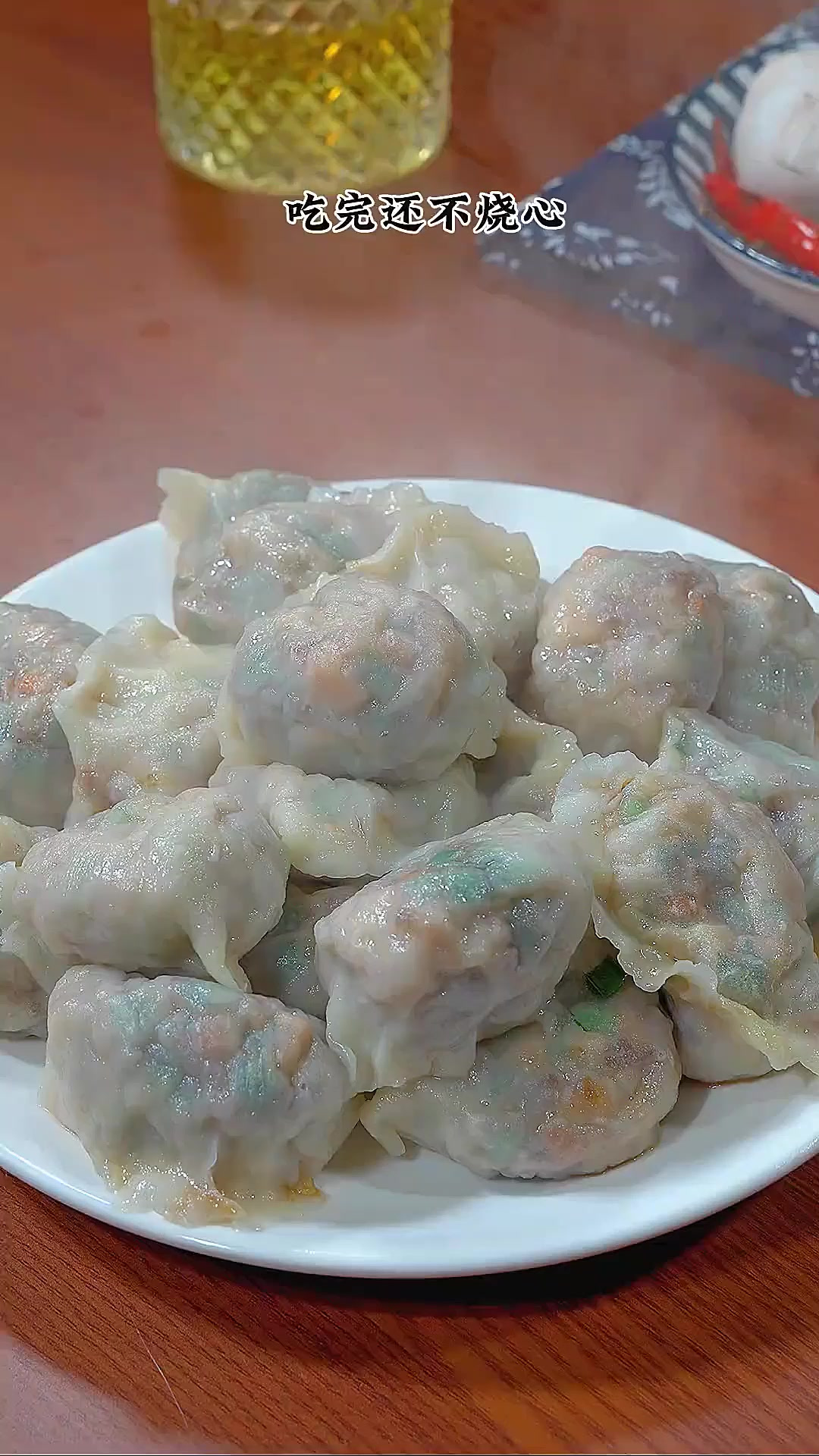 韭菜鸡蛋馅饺子这样做。韭菜翠绿不出汤，吃完还不烧心。皮薄馅多