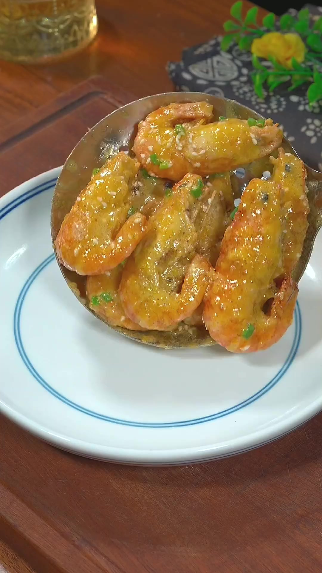 每次大头虾买回家,我都会给我家五个儿子做咸蛋黄焗螺式虾,鲜香