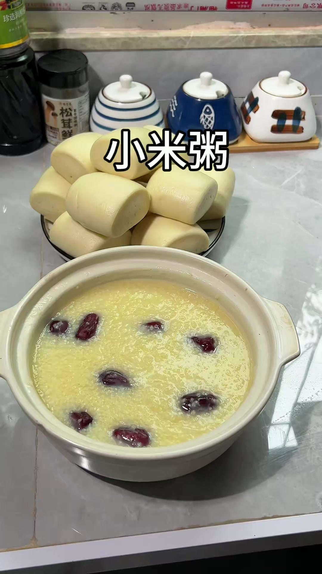 天气热就喜欢喝粥,今天煮了红枣小米粥,这个内蒙熬汉小米真的很