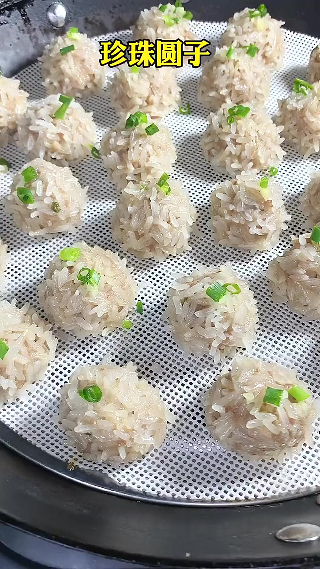 是一道特色美食,肉米结合老少皆宜!肉里加点莲藕不管蒸多久都不