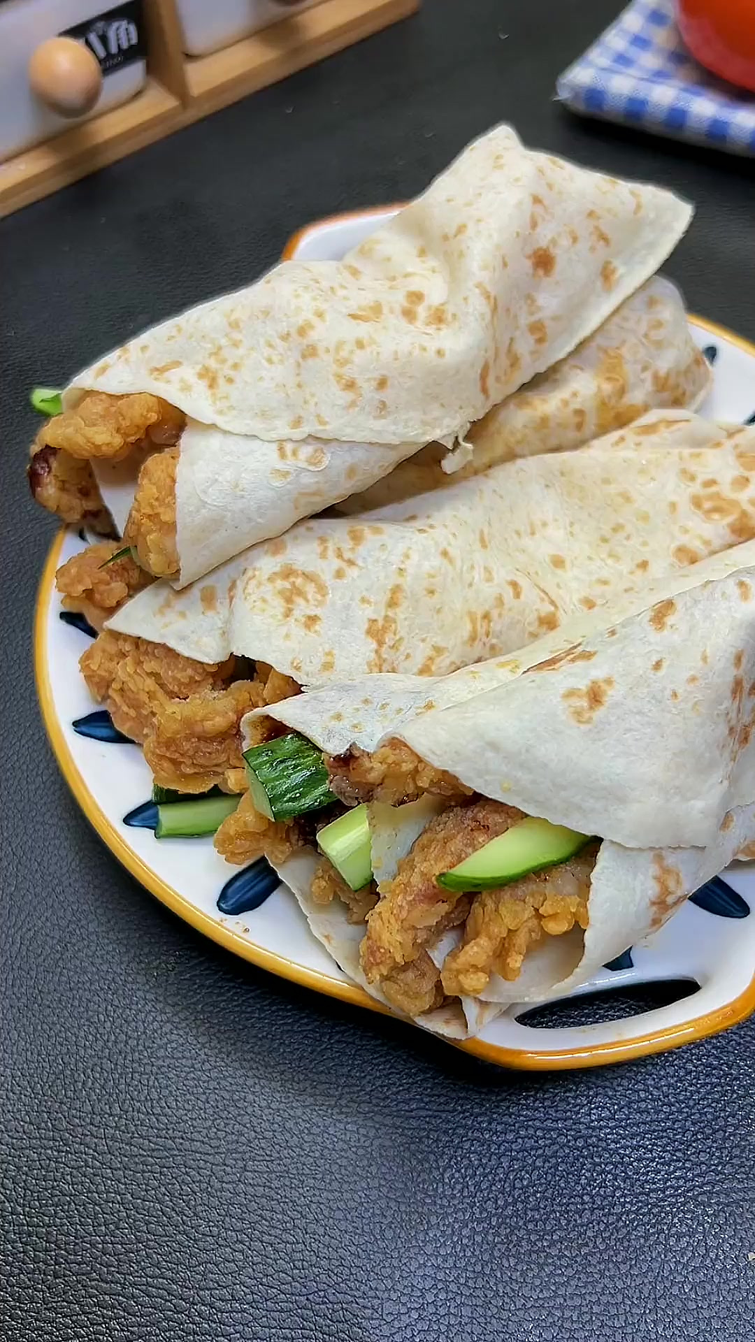 外面卖15元一个的鸡肉卷，在家三块钱就搞定了，同样的方法还可